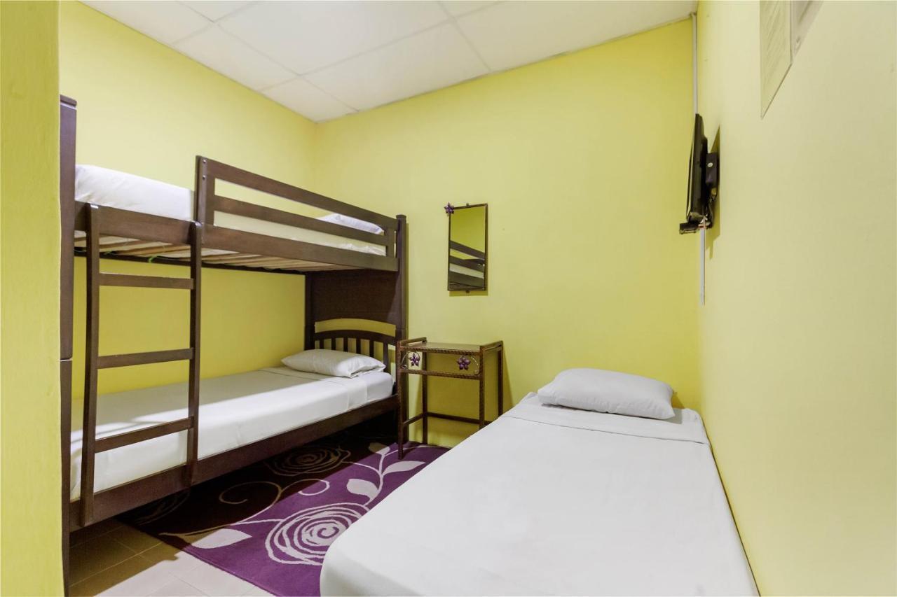 Spot On 89644 Retto Hotel Секудаи Экстерьер фото